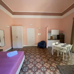 https://faraone-apartments.taorminaitalyhotels.com